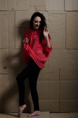 karton bir arka plan üzerinde kız