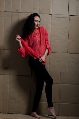 karton bir arka plan üzerinde kız