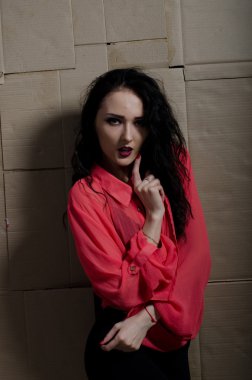 karton bir arka plan üzerinde kız