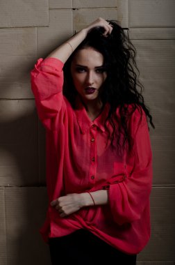 karton bir arka plan üzerinde kız