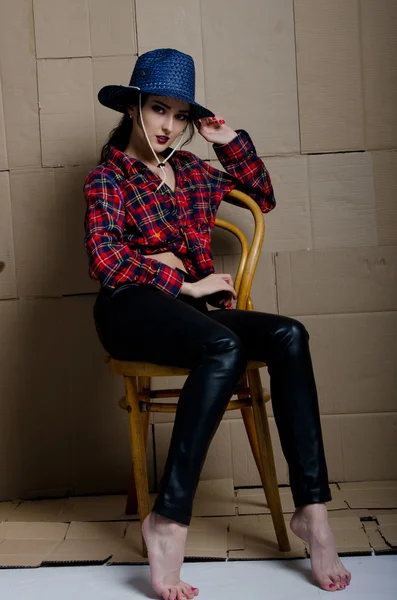 karton bir arka plan üzerinde kız