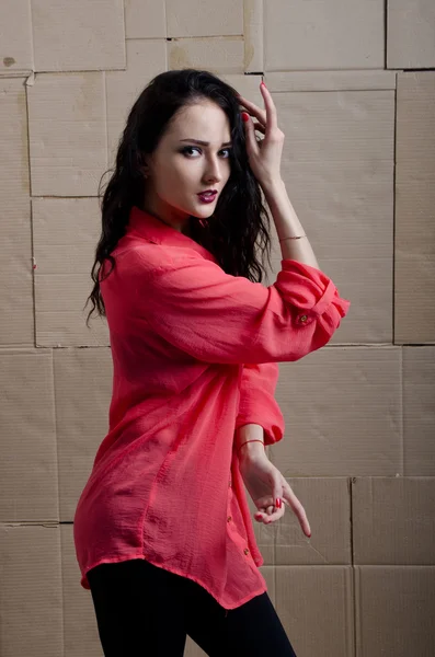 karton bir arka plan üzerinde kız