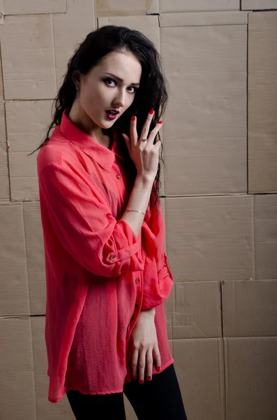 karton bir arka plan üzerinde kız