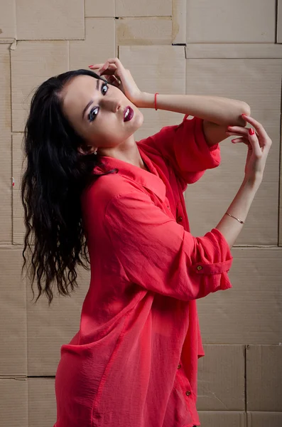 karton bir arka plan üzerinde kız