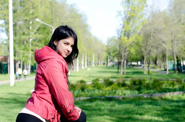 Meisje fitness in de natuur — Stockfoto