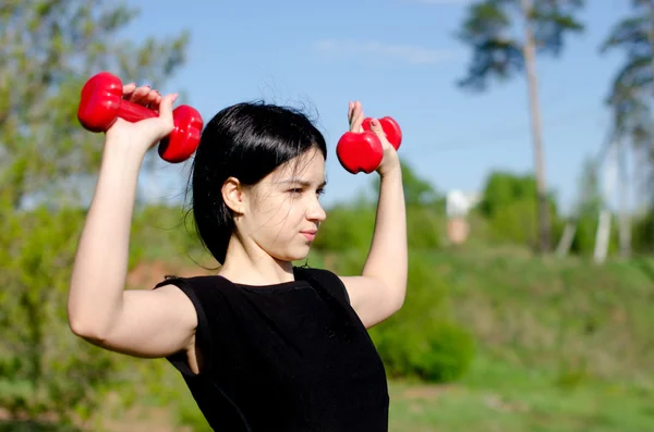 Menina fitness na natureza — Fotografia de Stock