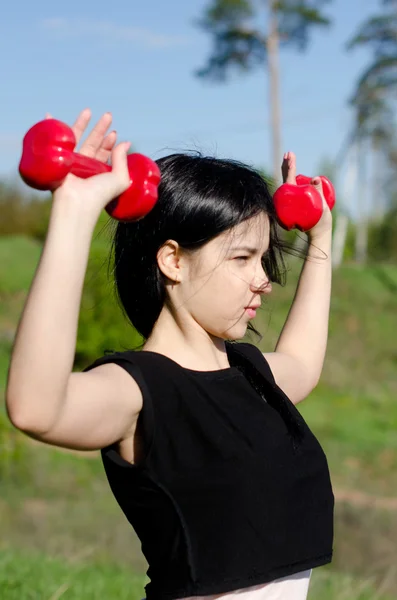 Meisje fitness in de natuur — Stockfoto