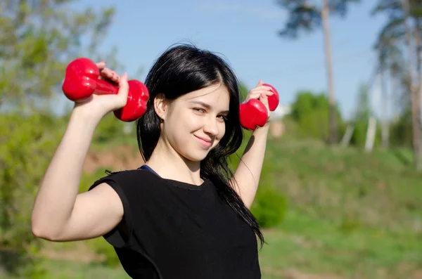 Meisje fitness in de natuur — Stockfoto