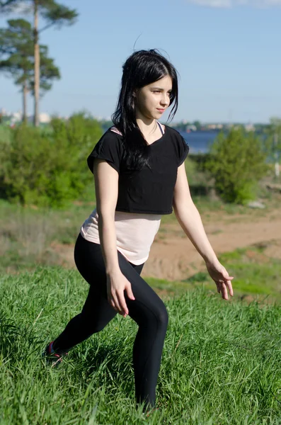Dziewczynka fitness w przyrodzie — Zdjęcie stockowe