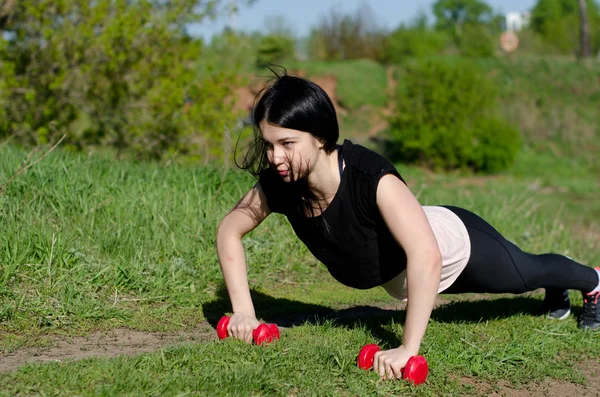 Meisje fitness in de natuur — Stockfoto