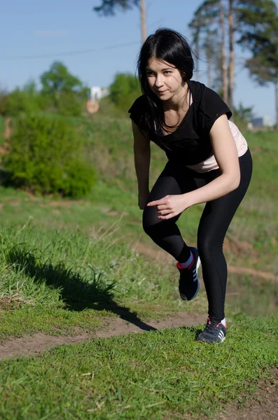 Meisje fitness in de natuur — Stockfoto