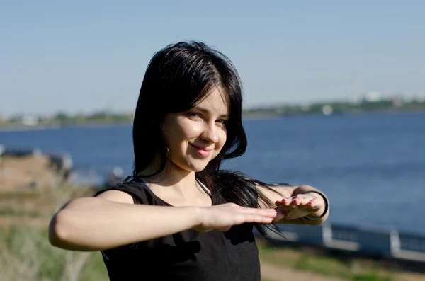 Meisje fitness in de natuur — Stockfoto