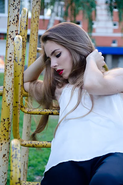 A menina no jardim — Fotografia de Stock