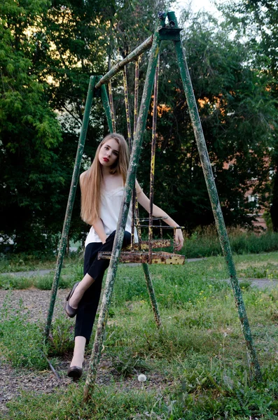 A menina no jardim — Fotografia de Stock