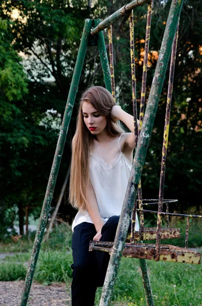 A menina no jardim — Fotografia de Stock