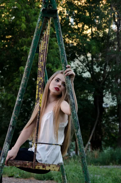 A menina no jardim — Fotografia de Stock