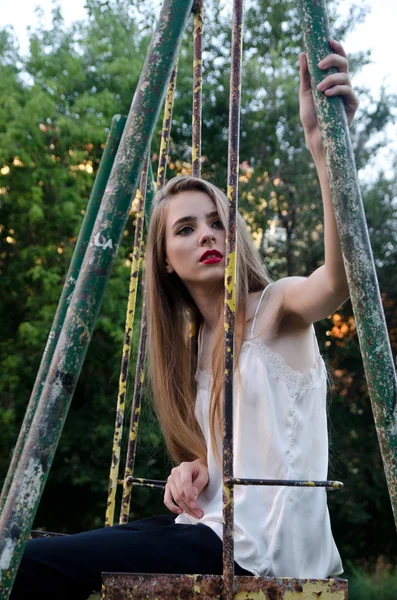 La ragazza nel cortile — Foto Stock