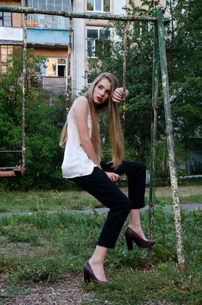 La ragazza nel cortile — Foto Stock