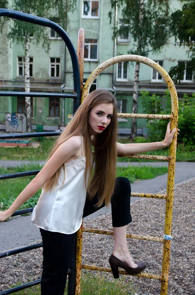 A menina no jardim — Fotografia de Stock