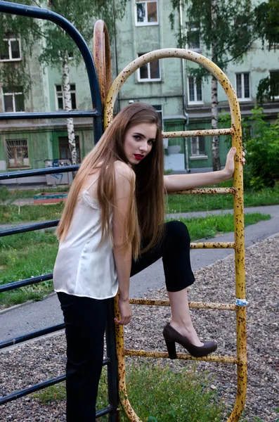 Das Mädchen im Hof — Stockfoto