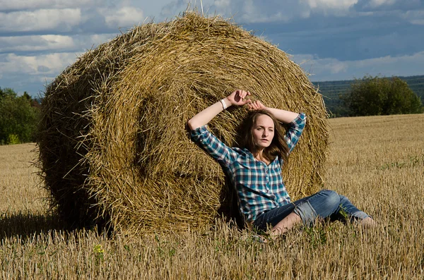 Menina em um campo no Sena — Fotografia de Stock