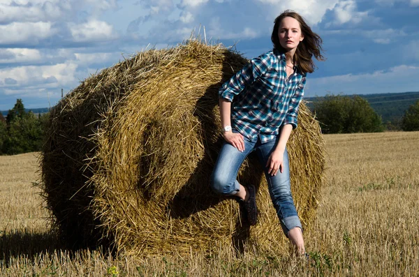 Menina em um campo no Sena — Fotografia de Stock