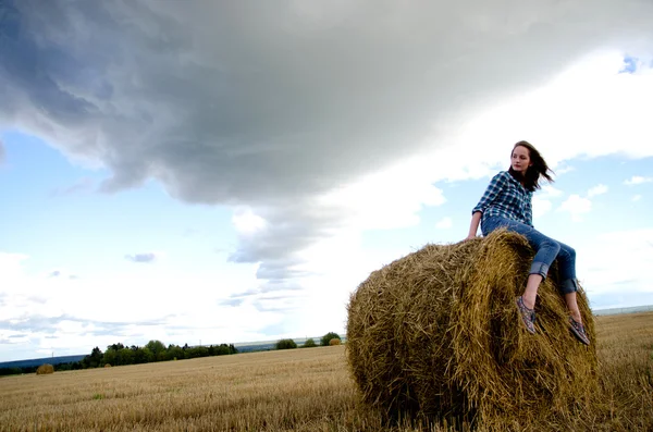 Chica en un campo en el Sena — Foto de Stock