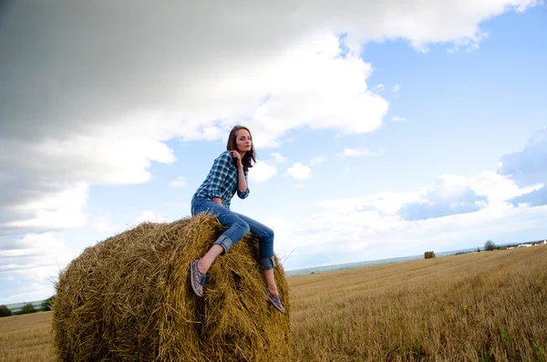 Chica en un campo en el Sena — Foto de Stock