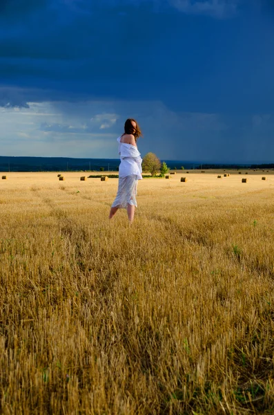 Menina em um campo no Sena — Fotografia de Stock