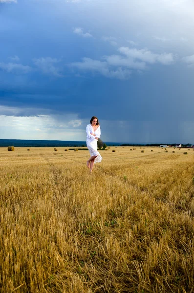 Menina em um campo no Sena — Fotografia de Stock