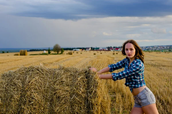 Menina em um campo no Sena — Fotografia de Stock