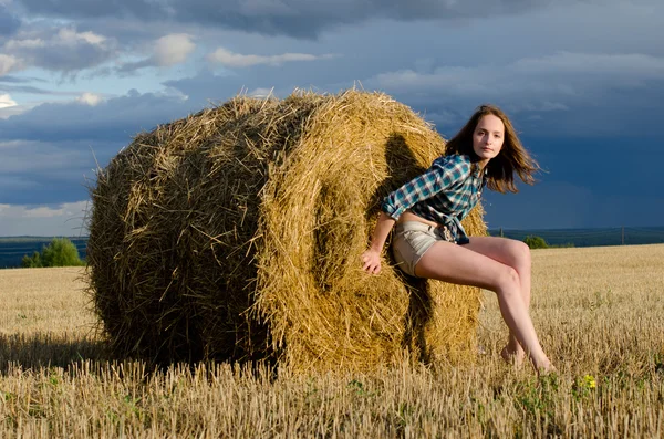 Chica en un campo en el Sena — Foto de Stock