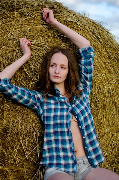 Mädchen auf einem Feld an der Seine — Stockfoto