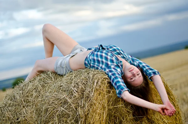 Meisje in een veld op de Seine — Stockfoto