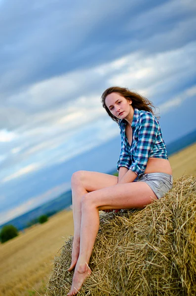 Menina em um campo no Sena — Fotografia de Stock