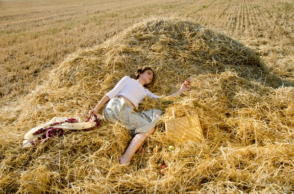Dziewczyna w polu nad Sekwaną — Zdjęcie stockowe