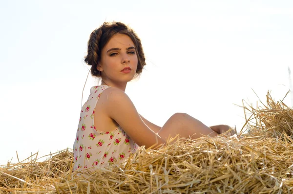 Menina em um campo no Sena — Fotografia de Stock