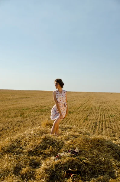 Menina em um campo no Sena — Fotografia de Stock