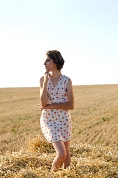 Dziewczyna w polu nad Sekwaną — Zdjęcie stockowe