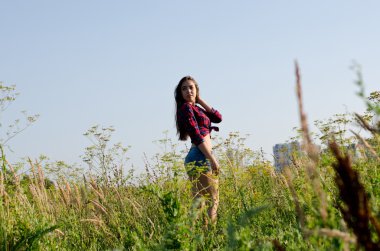 Tarlada yürüyen kız