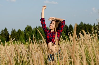 Tarlada yürüyen kız