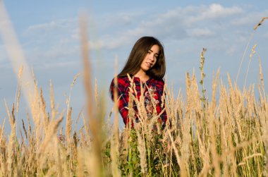 Tarlada yürüyen kız