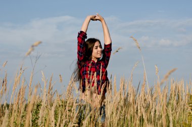 Tarlada yürüyen kız