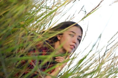 Tarlada yürüyen kız