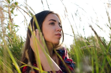 Tarlada yürüyen kız