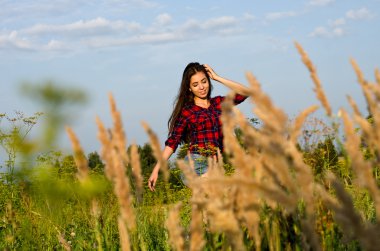 Tarlada yürüyen kız
