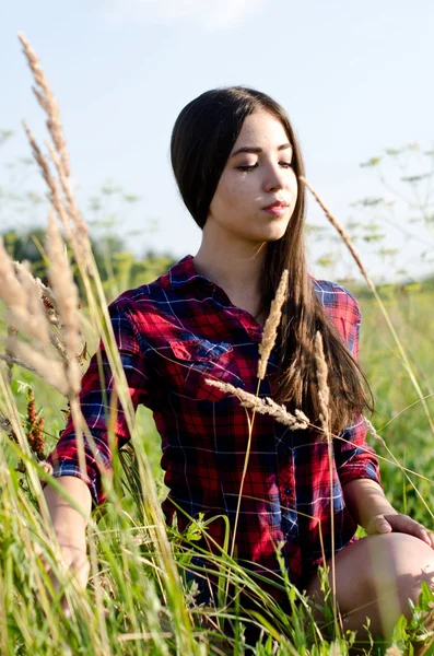 Meisje lopend in het veld — Stockfoto