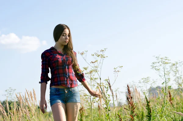 Meisje lopend in het veld — Stockfoto