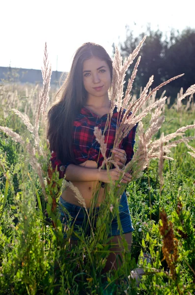 Menina andando no campo — Fotografia de Stock