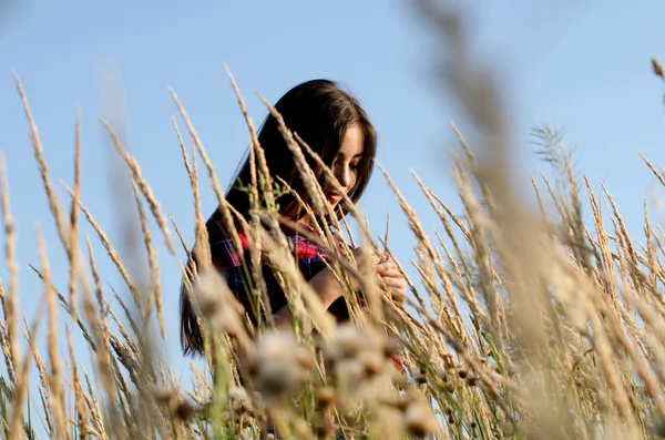 Meisje lopend in het veld — Stockfoto